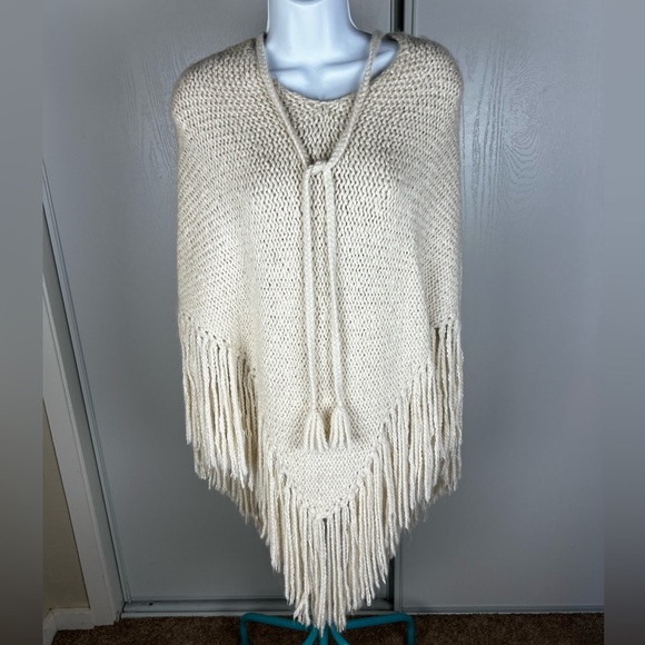 VERY soft Alpaca wool woven poncho with fringe from Urban Outfitters - Picture 2 of 5
